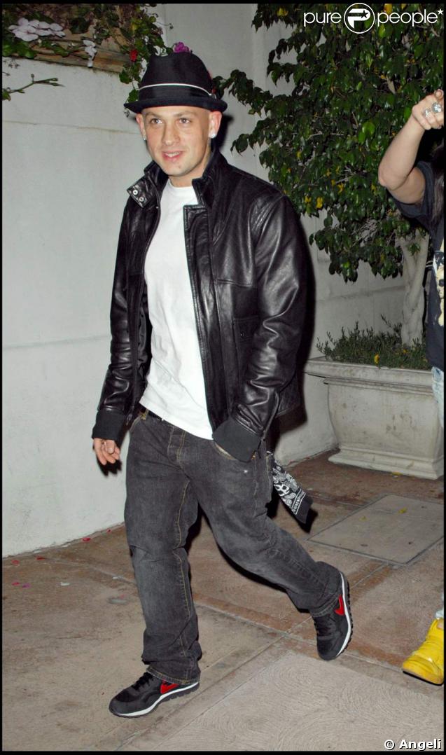 Benji  Madden vient en aide à un paparazzi